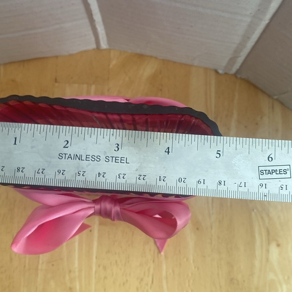 Oval shaped pink glass vase about 6.5 x 5 x 1.5 in. Use alone or for flowers. - Picture 6 of 7